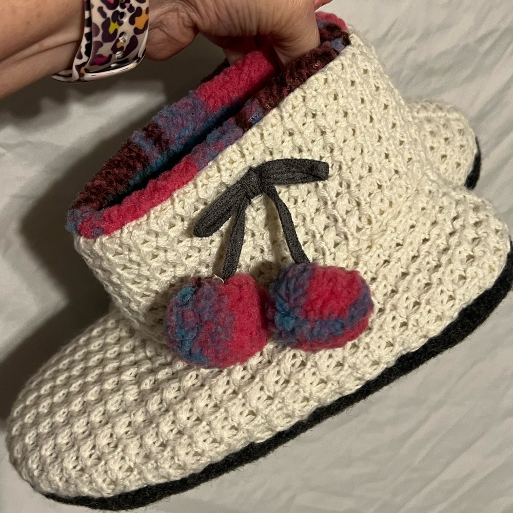 Sz S Ladies 5-6 Cozy Cuddl Duds Sweater knit Pom Poms slippers